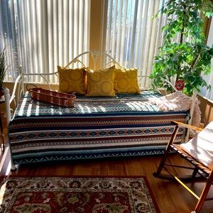 Perfect Daybed Cover with one pillow